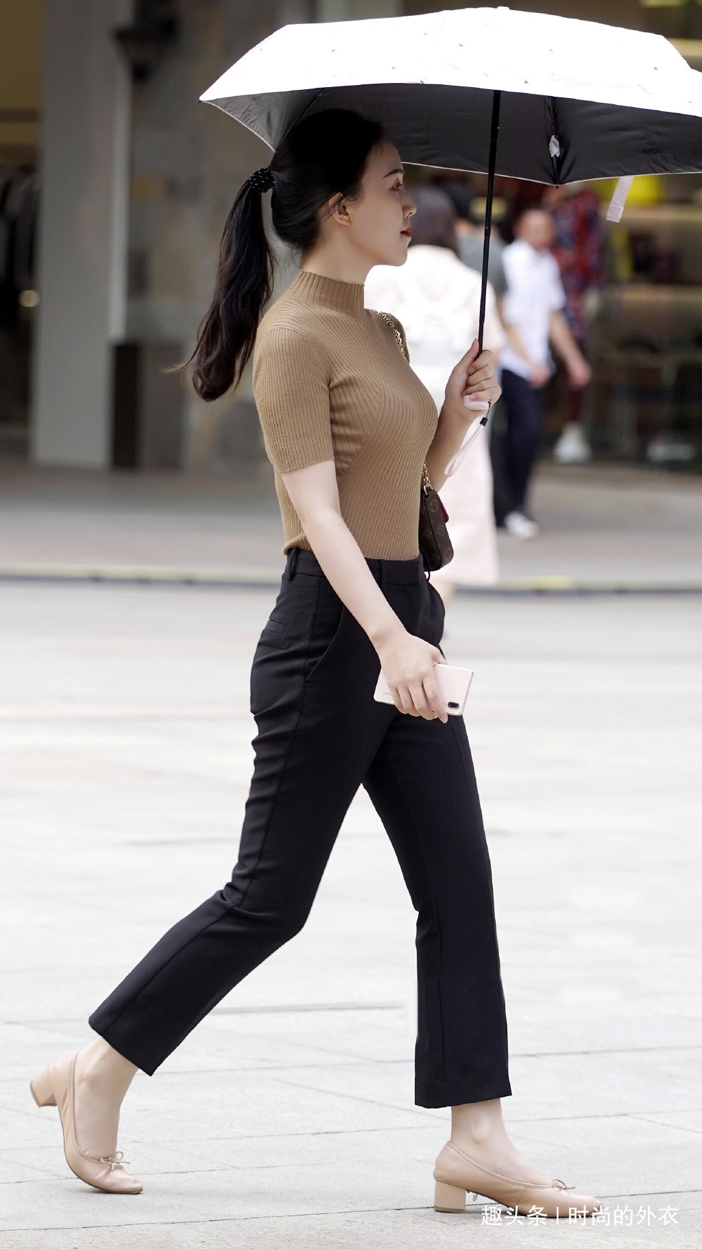针织 时尚女生就是会穿,休闲裤搭配针织T恤,干练大方又显气质