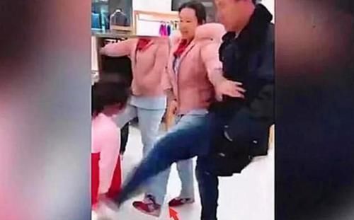 孩子|妈妈忘记买饮料，6岁女儿当众对她拳打脚踢，爸爸的做法让人解气