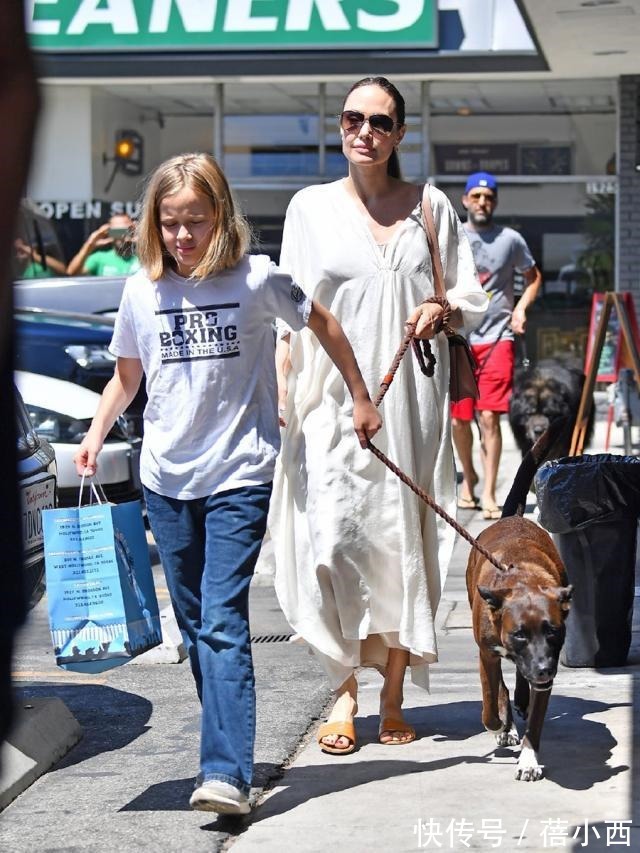 优雅|安吉丽娜·朱莉与亲生女儿逛街,穿白色连衣裙配拖鞋,高级又优雅