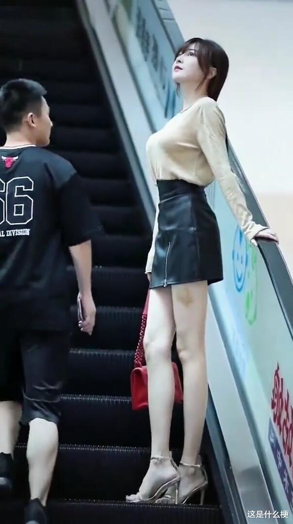 独具风味的皮裙造型,看上去引人注目,又飒又美