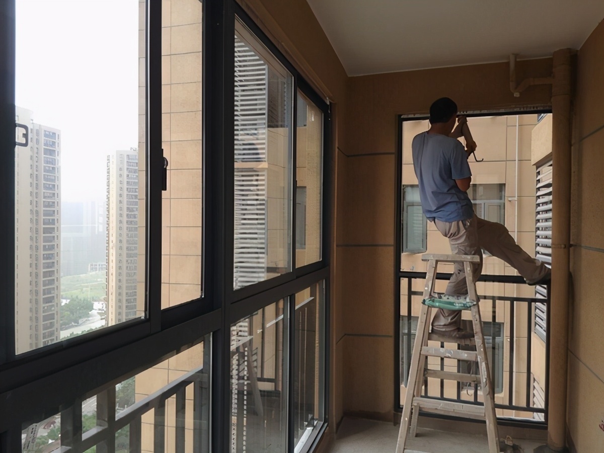 断桥铝门窗|花一万元封的阳台值不值得监理一席话,才懂得门窗中的行道