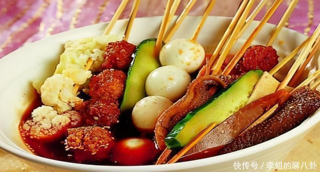 串串店|老夫妻开店卖串串,将串串全部放到杯里,实惠还卫生