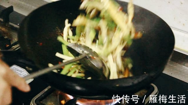为啥很多饭店把芹菜炒杏鲍菇当做招牌菜试着炒一次，真能吃上瘾