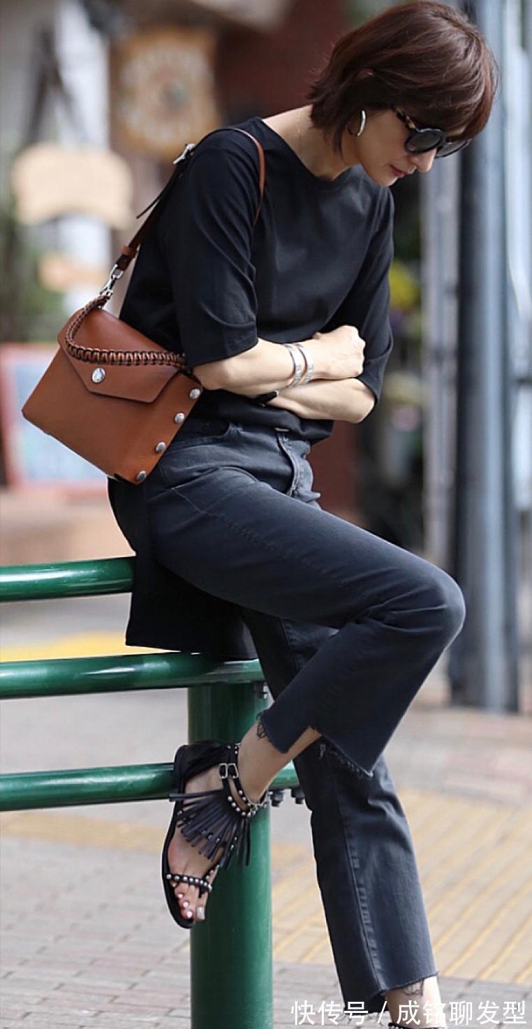 减龄|40岁女人怎么穿时尚减龄?十种黑色T恤的搭配方法,时髦又显瘦