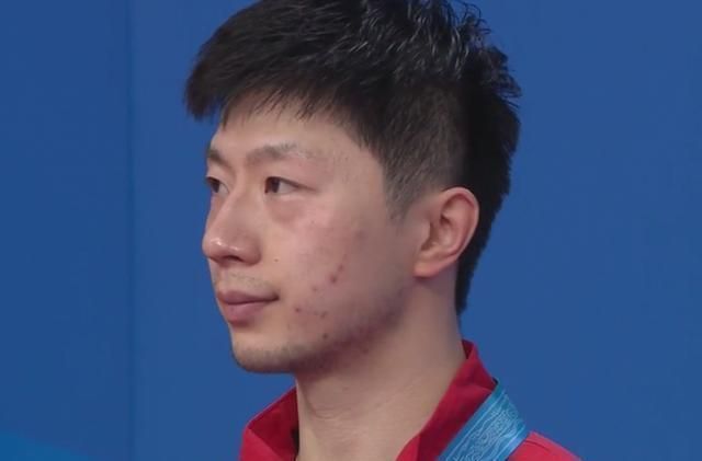 金牌|大哥范!樊振东拉全队登最高领奖台,向队友示范举金牌,巨大反差