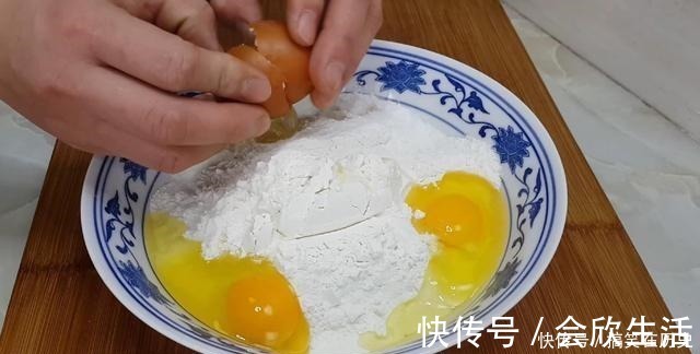 以后面粉就这样做，加3个鸡蛋，不用烤不用蒸，比蛋糕都香甜好吃
