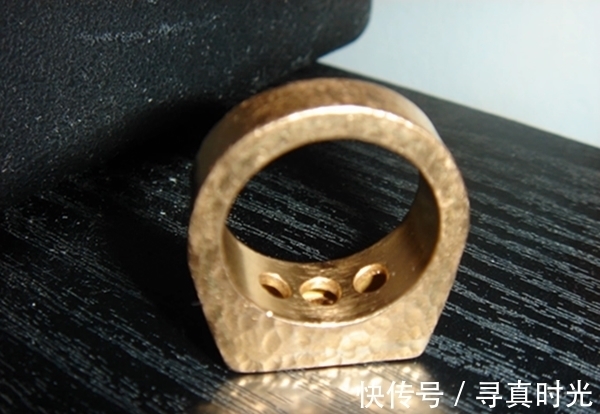 戒指|男子海边淤泥捡回一黄金戒指,发到网上,立马引起热议