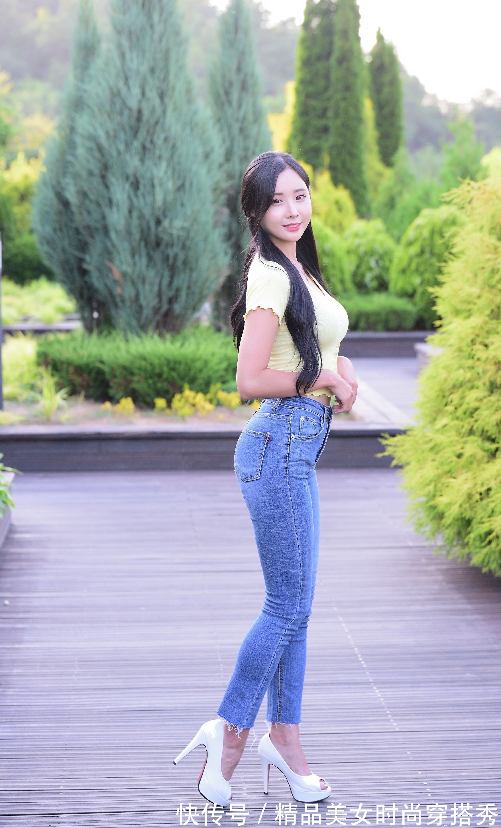 上衣 牛仔裤搭配什么样的上衣比较好看?这样的搭配就很时尚耐看