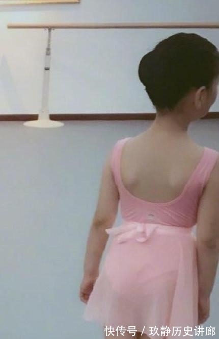 小肚子|7岁阿拉蕾越长越好看,小肚子圆鼓鼓,镜子中的天鹅美背萌态十足