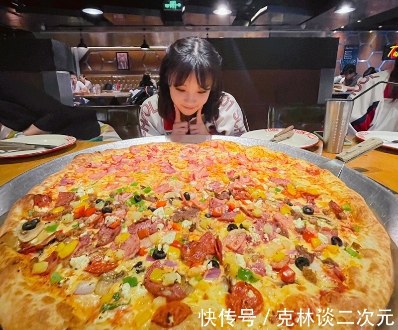 高中|宋雨琦回高中母校，打卡最愛(ài)的披薩店，這尺寸確定吃得完？