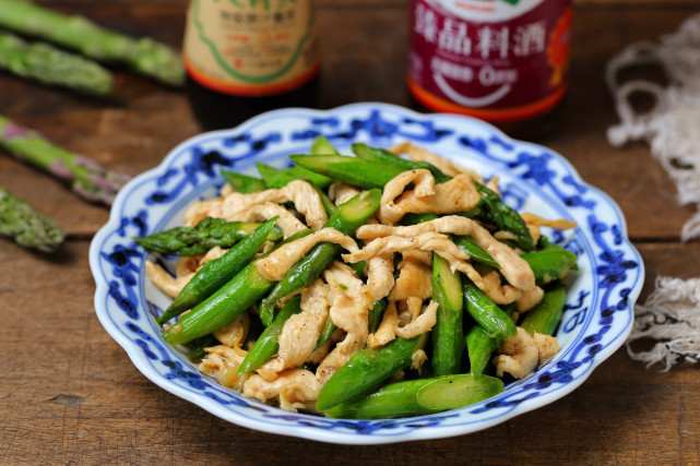 减肥期|水煮鸡胸食同嚼蜡，搭配芦笋一起炒，脆嫩低脂营养均衡，好吃不胖