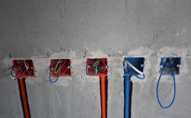 小灵儿|究竟是先贴墙砖还是先装插座?看看老师傅是怎么说的