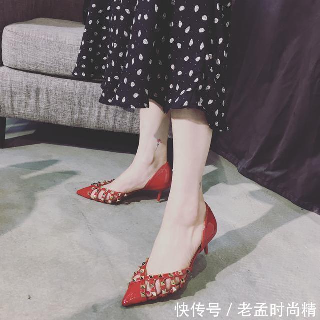 凉鞋 漂亮女人要懂得拒绝平庸，今年流行铆钉凉鞋，分分钟“扎”你心