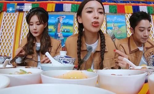 吃肉|鏡頭特寫baby大口吃牦牛肉,掃過(guò)李一桐,導(dǎo)演還能忍得住嗎?