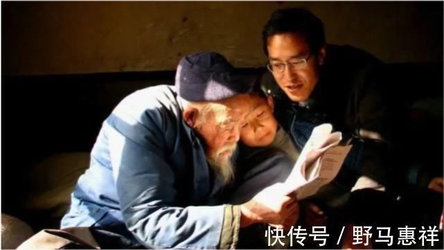 孩子|孙子打针奶奶却火了祖孙俩表情神同步,网友真是亲孙子