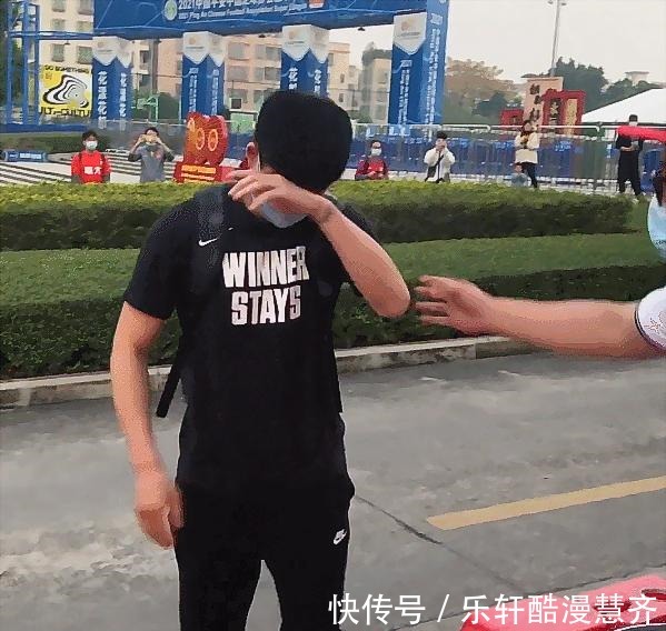 邓涵|泪目!邓涵文偶遇恒大球迷一个深鞠躬,紧接着眼泪不禁夺眶而出