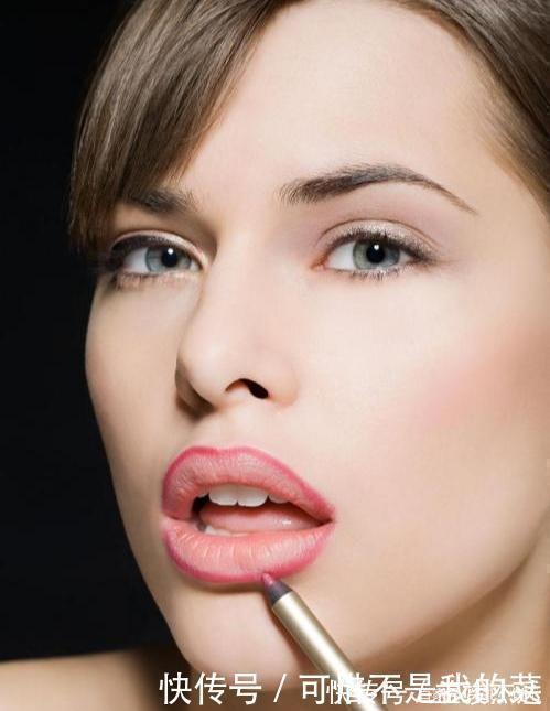 女生 女生涂口红时,千万别有这4个“习惯”,不然再贵口红都掉色沾杯