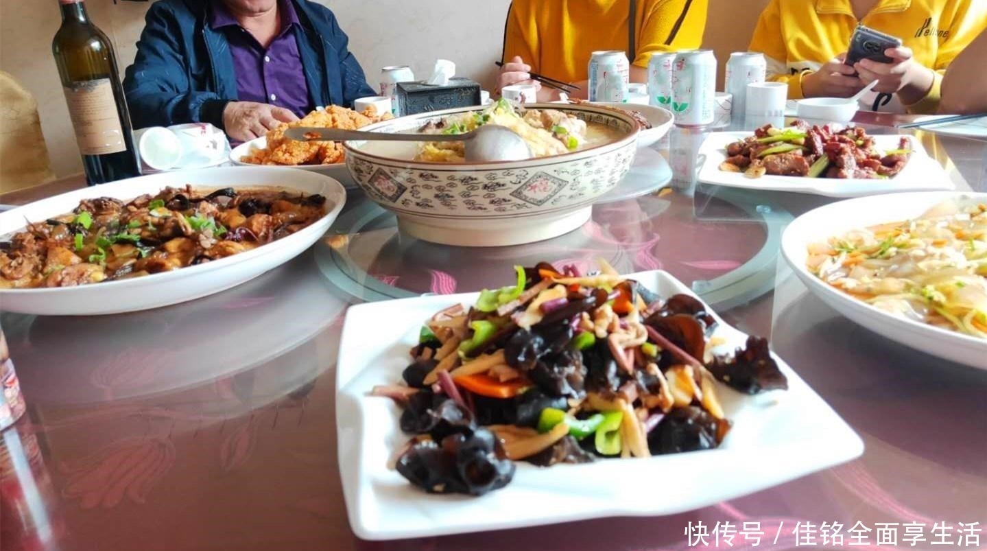 锅包肉|假期，请南方同学吃饭，10个人8道菜，同学北方菜都这么硬吗