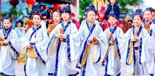 接地气@各科老师穿“汉服”,语文老师古香古韵,历史老师太接地气