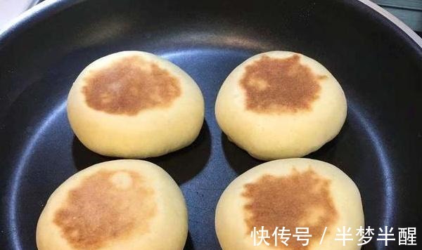 一碗面粉，两个鸡蛋，不用一滴水，5分钟教你做软香的“面包饼”！