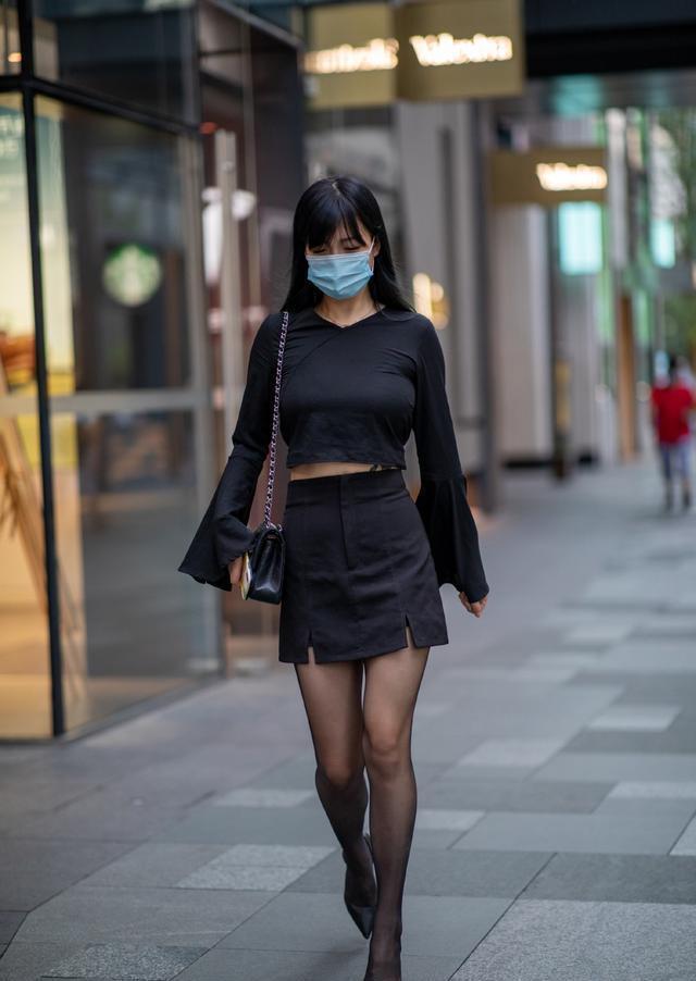 小姐姐|小黑裙，修身显瘦又时髦，搭配黑色上衣，显气质又耐看