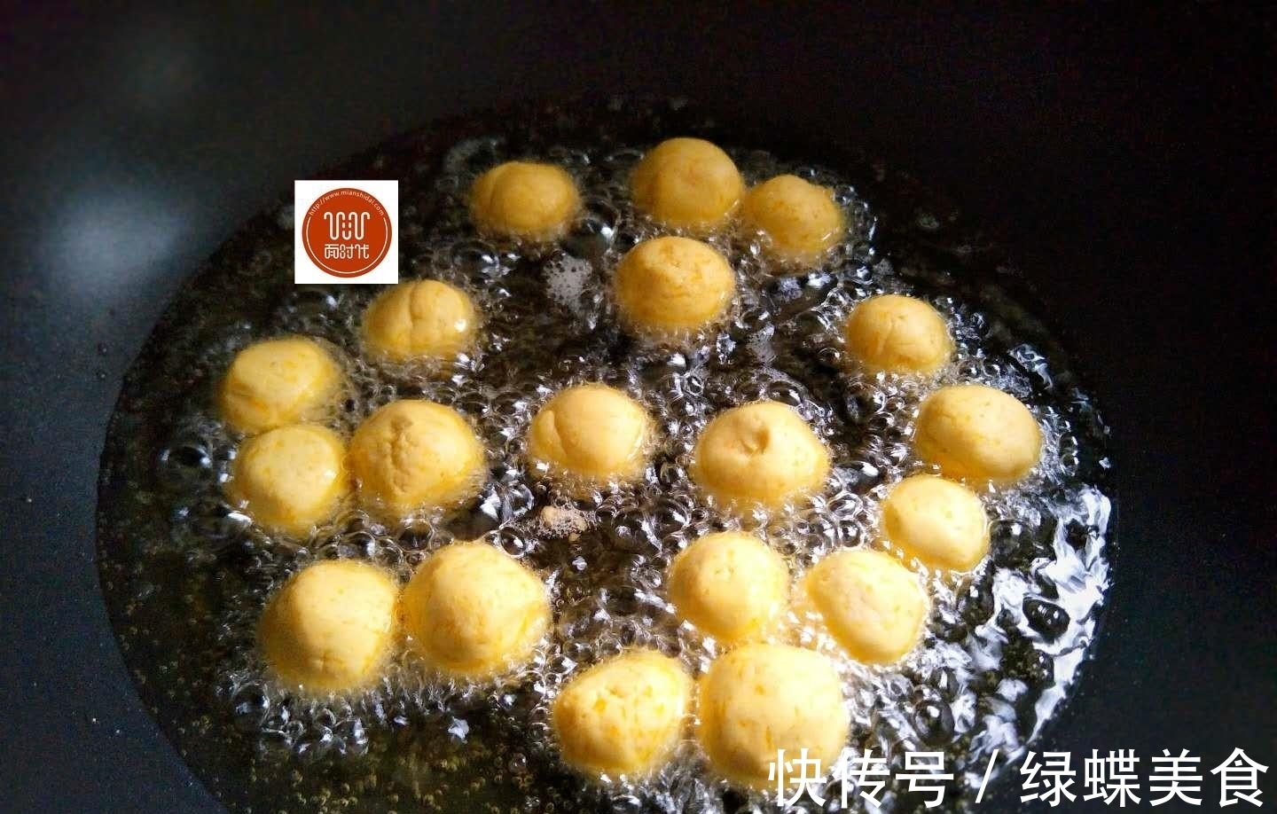 丸子|南瓜不要煮粥喝了，教你个新吃法，做出来比鸡米花都好吃！
