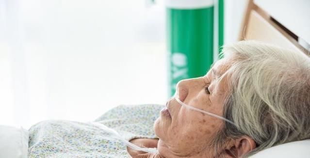 养老院#为何老人临终前,嘴里会说些胡话?专家表示:那可不是胡话