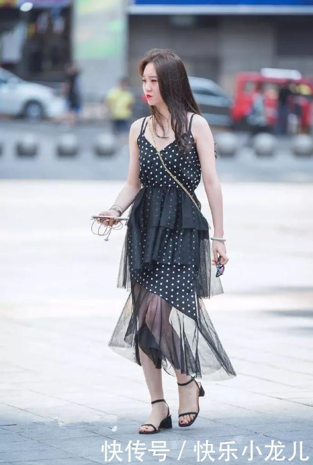 街拍美女一条高腰开衩的半身裙搭配一双高跟鞋,别具韵味