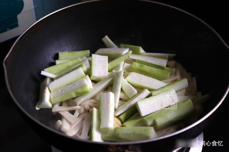  成本|夏天，丝瓜和海鲜菇一起煮，成本不过6元，喝着比海蛎汤还鲜美