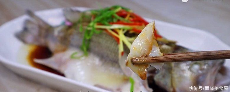 清蒸鲈鱼怎么做才嫩滑爽口,做好这2步,在家就能做出大厨的水平