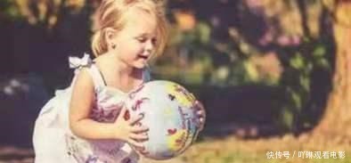 男女|孩子穿裙子的时候老是掀自己的裙子,我们该怎么让她有男女概念呢