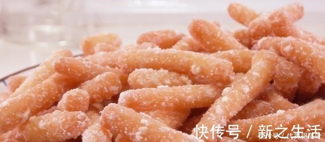 过年吃的零食江米条，不用买，在家自己做，香甜又酥脆，过年必备