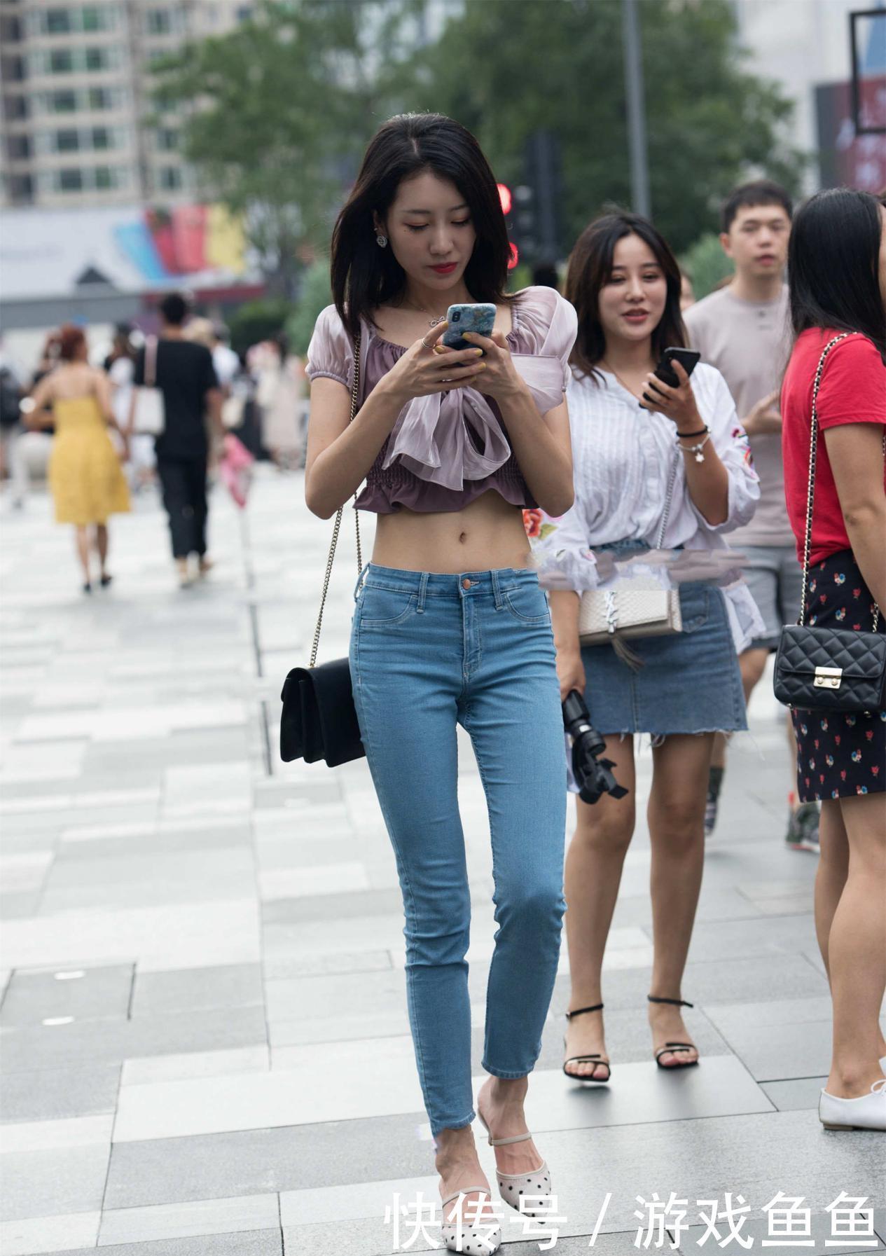 高跟凉鞋|时尚丽人:细高跟凉鞋搭配黑色针织连衣裙,显瘦显高