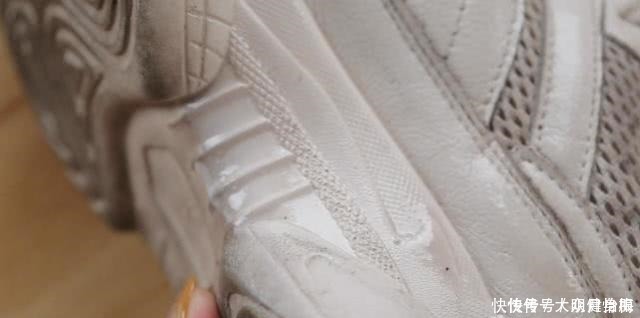 搅拌均匀|拖鞋脏了别用水洗,洗不干净,教您一招,再脏的拖鞋洗得干净如新!