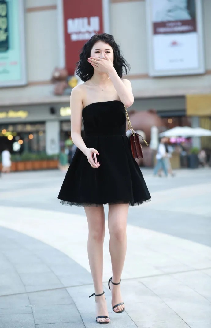 街拍时尚:黑色蓬蓬裙带来暗黑风格,做一个叛逆的傲娇小女生