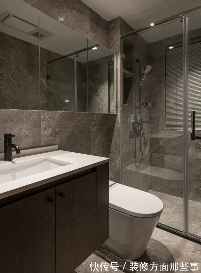 卫生间|135平简约风三居室,在大理石与木质护墙板旁边做了收纳设计