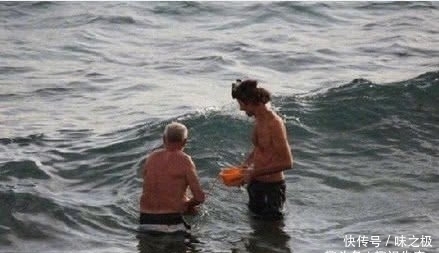 游泳|英国一女子怀孕时游泳,在海中产子,丈夫帮着咬下脐带