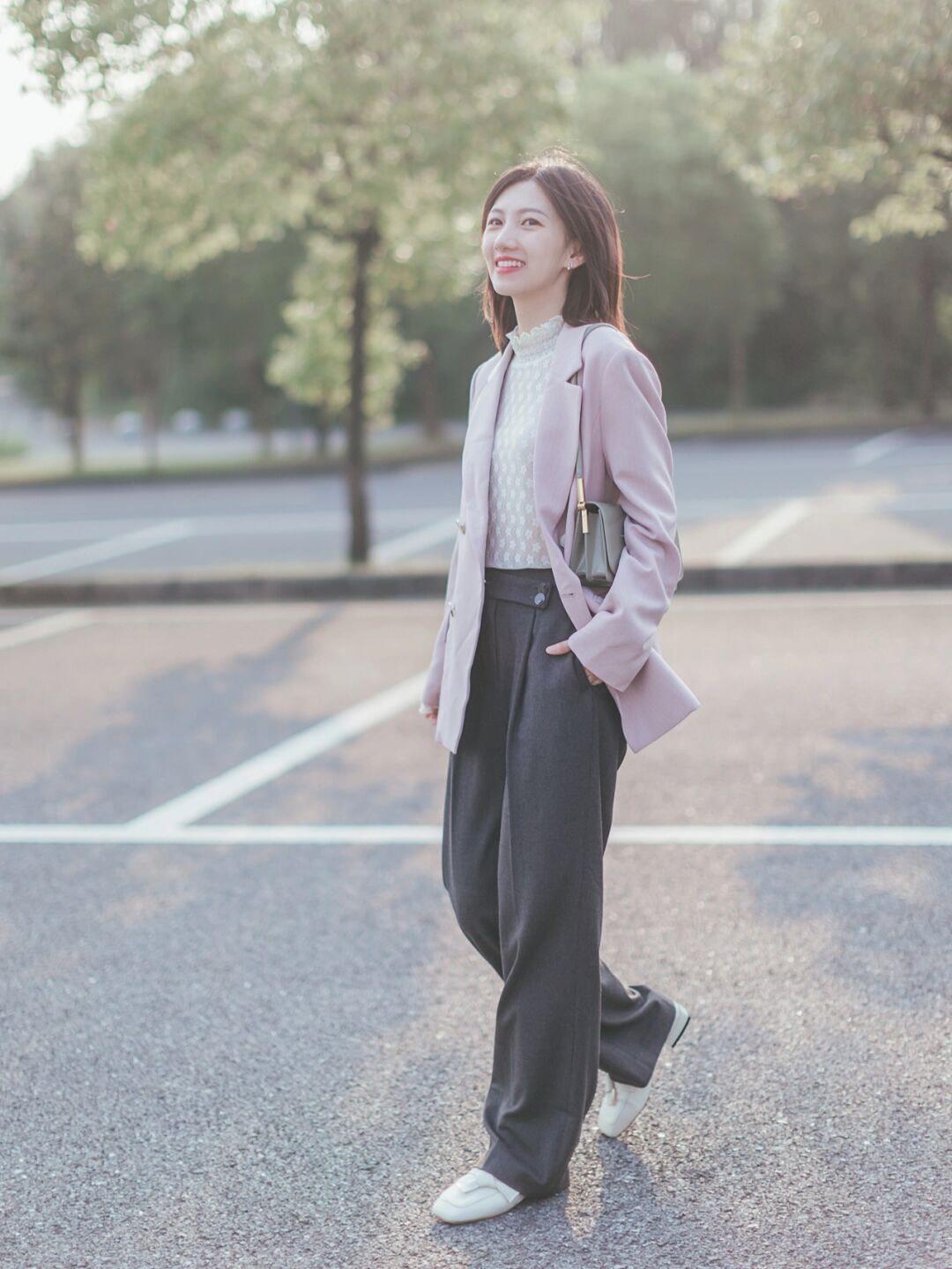 搭配|秋季通勤风怎么穿?白色长款大衣+牛仔裤,清新又时尚!