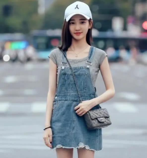 街拍:面带笑容的美女,一件白色的连衣裙,时尚优雅气质迷人