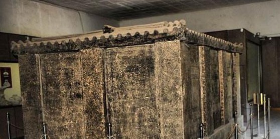 盗墓贼黑吃黑大墓内有斧头和头颅,原是墓外接宝贝的下黑手!