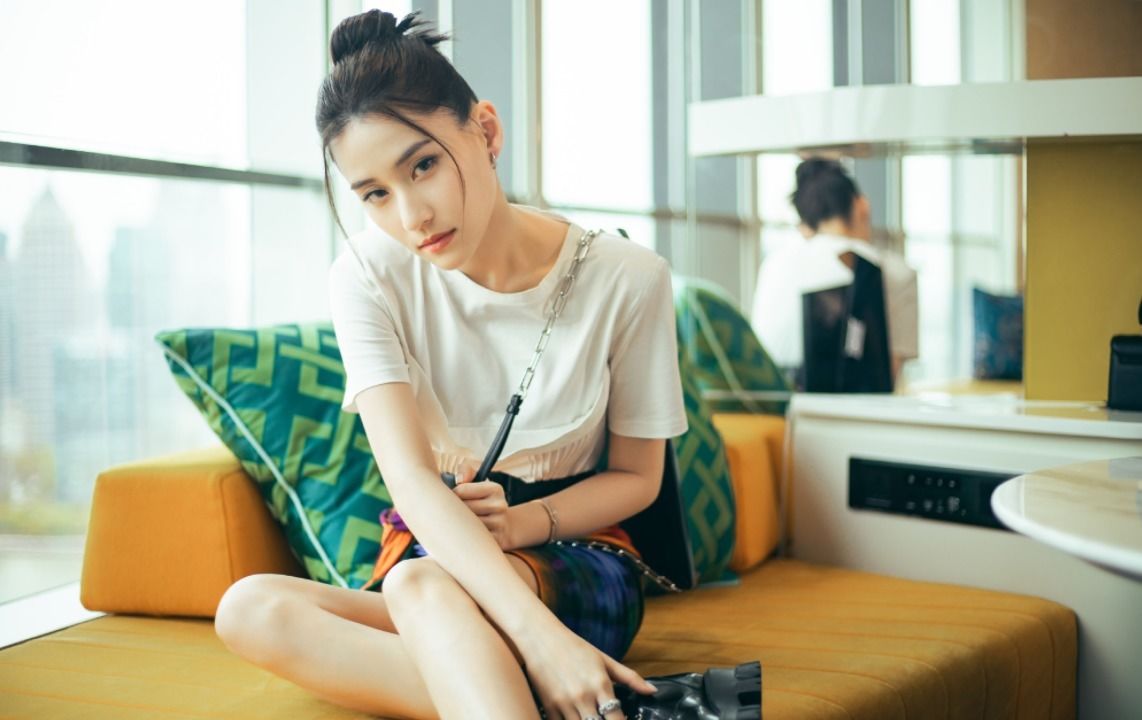 千金|何超莲不愧是千金，穿白T恤搭配彩色短裙高级时髦，女神范十足