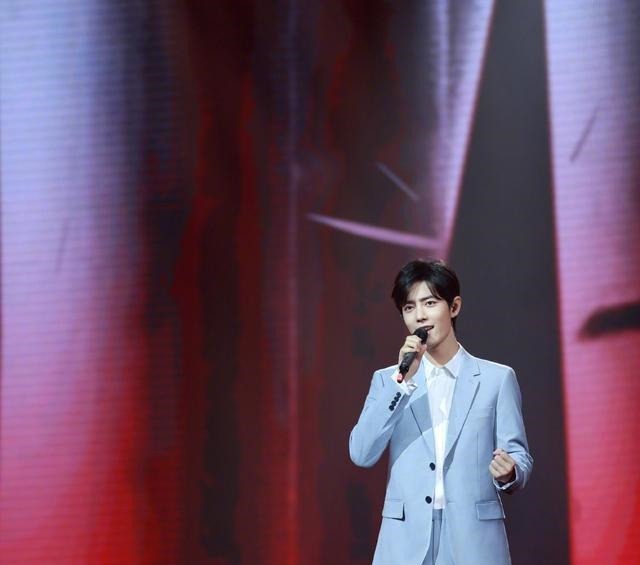 北京卫视|时隔一年肖战再次致敬医护人员,去年登台无宣发如今助力节目宣发!