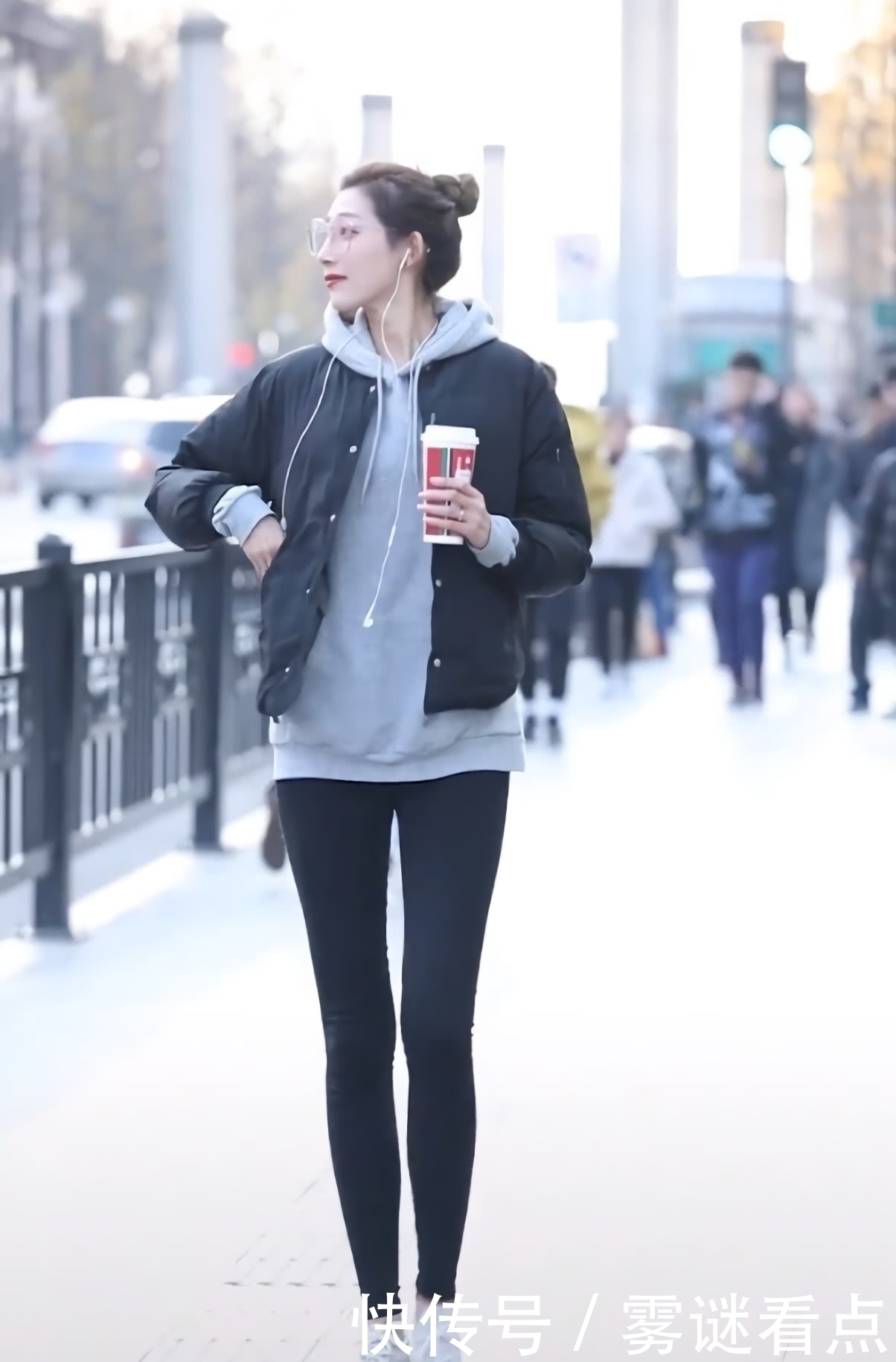 健美裤|小姐姐没白长“仙鹤腿”,穿烂大街的裤子,都性感得让人心动!