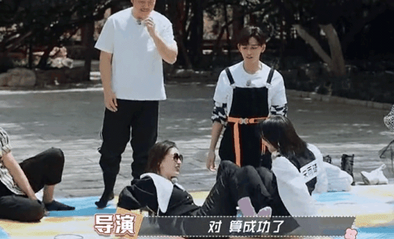 宋雨琦|《奔跑吧》苗苗做游戏险走光,宋雨琦帮忙遮挡,主动拉baby起身细节暖心