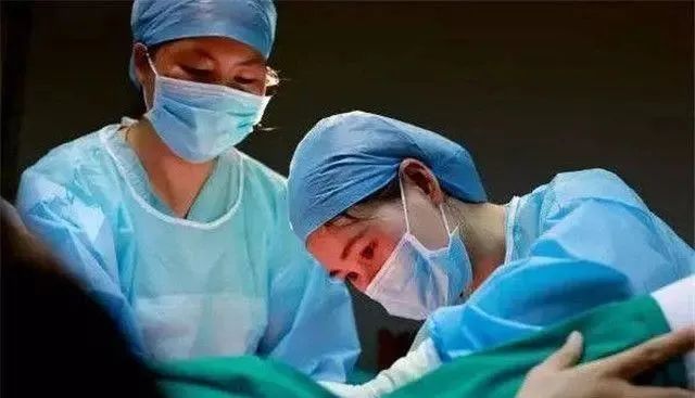 父亲|吉娜父亲疑似来照顾女儿坐月子，郎朗晒与岳父合照，两人的关系如何？