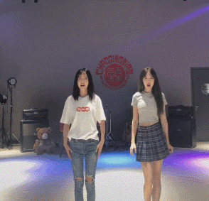 |搞笑GIF:我就想知道门口那两位在干什么