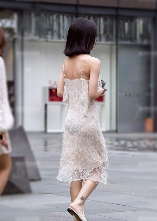 连衣裙的种类有很多|街拍小姐姐身穿一款白色的吊带裙,美得让人心动