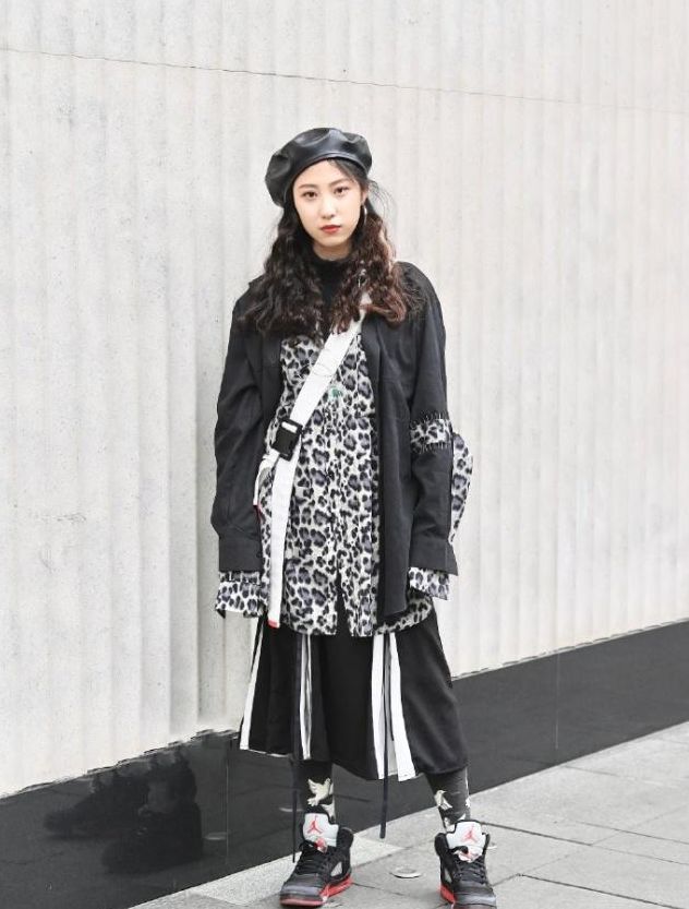 小西装 衬衣搭配百褶裙的小姐姐,打结的穿搭更受亲睐,尽显纤细大长腿