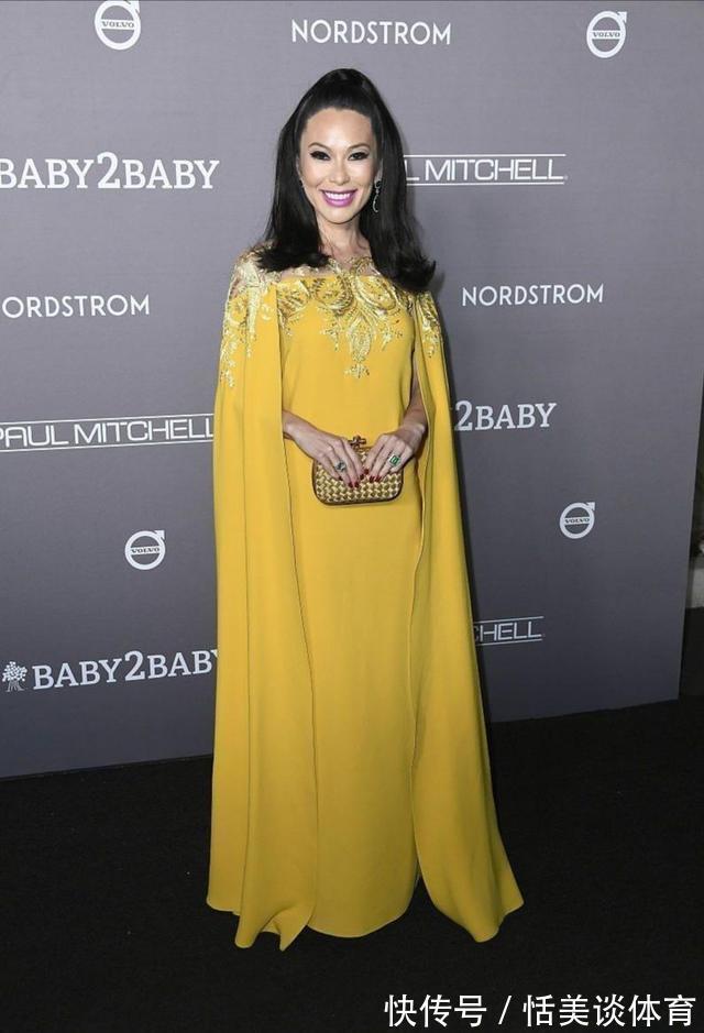 亮色系|邓文迪越老越“作妖”,穿柠檬黄连衣裙配冲天辫,芭比粉唇太抢镜