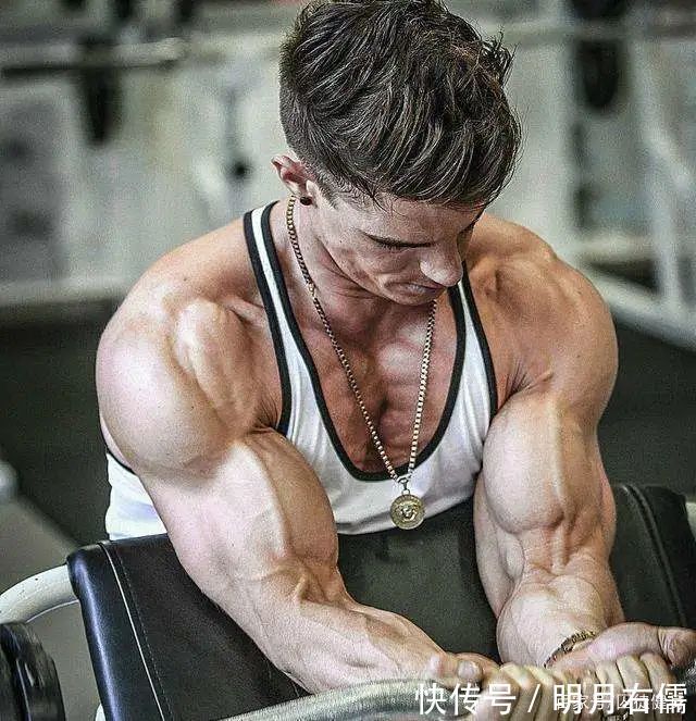 肱三头肌|手臂太细怎么练掌握这3点，“肱三头轰炸”练出麒麟臂